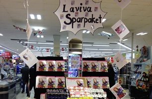 Im Kassenbereich ihres REWE-Marktes baute Jennifer Mohr einen Aktionsstand auf, der mit einem Laviva „Sparpaket“ - bestehend aus einer Laviva mit zwei Coupon-Produkten - die Aufmerksamkeit der Kunden weckte