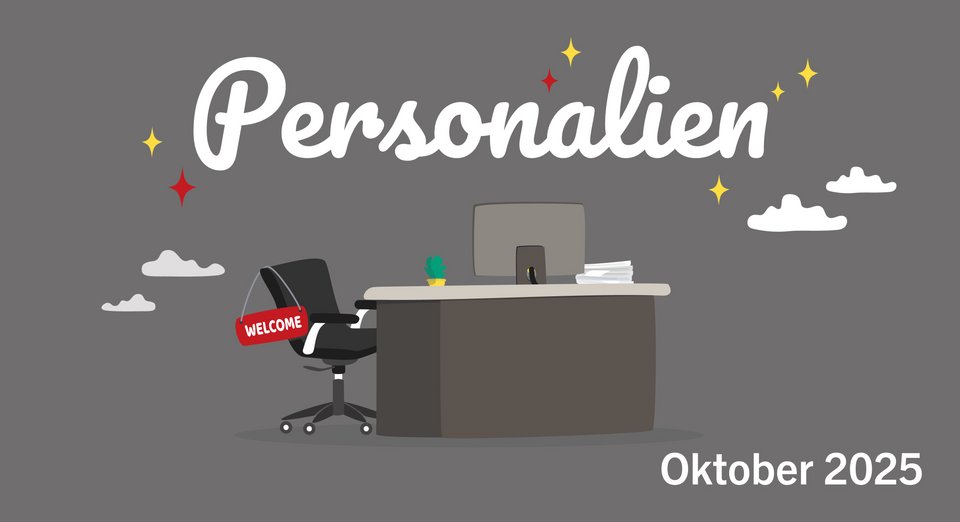 Ein Schreibtisch, davor ein leerer Stuhl, an dem ein Schild mit der Aufschrift “Willkommen” hängt. Darüber die Überschrift: Personalien Oktober 2025.