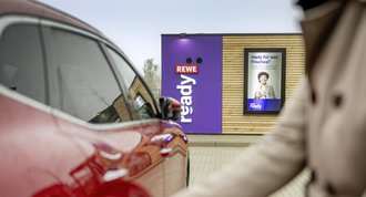 Shoppen, während das E-Auto lädt. So wird die Wartezeit gut genutzt.