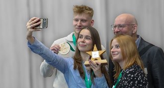 from left to right: The Lekkerland team of Jan Weger, Pia Danek and Anna-Lena Moter are delighted to have won first place in the REWE Group Star 2025 with trainer Axel Weber. 