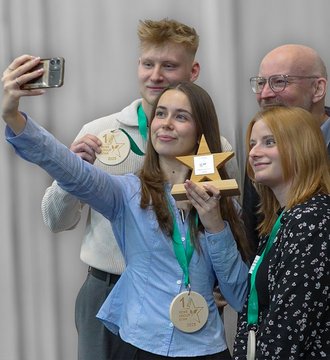 v.l.n.r.: Das Lekkerlandteam von Jan Weger, Pia Danek und Anna-Lena Moter freut sich mit Ausbilder Axel Weber über den 1. Platz beim REWE Group Star 2025. 