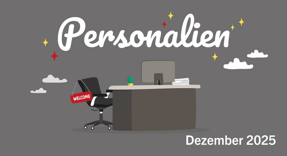 Ein Schreibtisch, davor ein leerer Stuhl, an dem ein Schild mit der Aufschrift “Willkommen” hängt. Darüber die Überschrift: Personalien Dezember 2025.