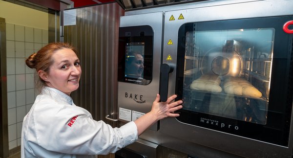 Routiniert: Maria Enders in der Backstube in Düsseldorf-Pempelfort. 