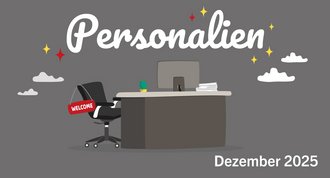 Ein Schreibtisch, davor ein leerer Stuhl, an dem ein Schild mit der Aufschrift “Willkommen” hängt. Darüber die Überschrift: Personalien Dezember 2025.