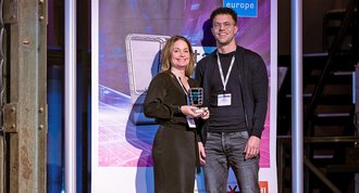 Timo Wedhorn, Lead HR-Digitalisierungszielbild & Enabler und Carmen Kuhl, IT Business Analyst Expert, freuen sich über den Award.