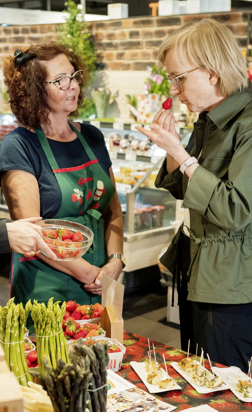 Lokalitätsbeauftragte Bettina Müller bei einer Erdbeer-Verkostung im REWE-Markt. 