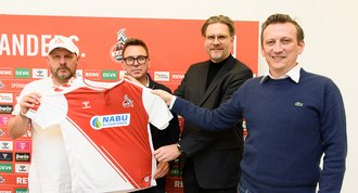 Trainer Steffen Baumgart, FC-Geschäftsführer Markus Rejek, Nabu-Pressesprecher Roland Panter und Lionel Souque, Vorstandsvorsitzender der REWE Group (v.l.), stellten das Trikot für den kommenden Spieltag vor I Foto: Achim Bachhausen