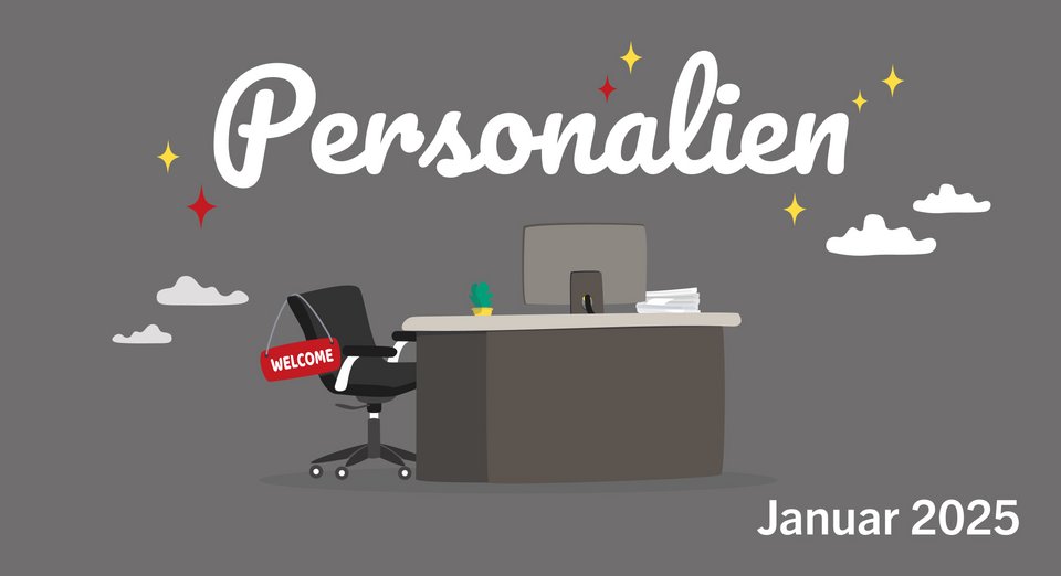 Ein Schreibtisch, davor ein leerer Stuhl, an dem ein Schild mit der Aufschrift “Willkommen” hängt. Darüber die Überschrift: Personalien Januar 2025.